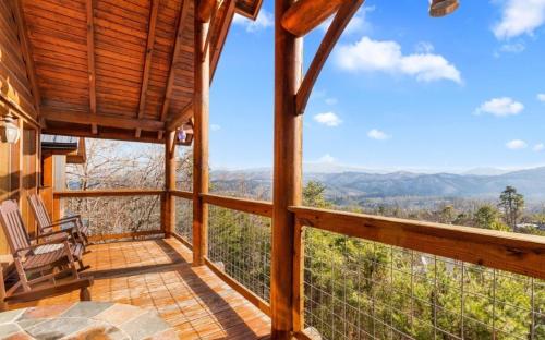 Gorgeous 4 bedroom with nonstop mountain views hot tub movie room and games — 4-Star Luxury Hotel in Sevierville, United States