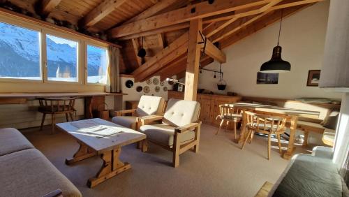Chesa Bellaval Haus la Vuolp 2 Zimmer Dachwohung — 4-Star Luxury Hotel in Silvaplana, Switzerland