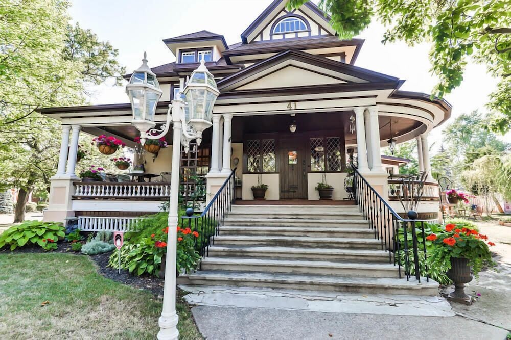 At Home Bed & Breakfast at the Rose Manor — 4-Star Luxury Hotel in Welland, Canada