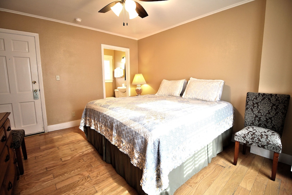 Peach Tree Inn & Suites - photo 19