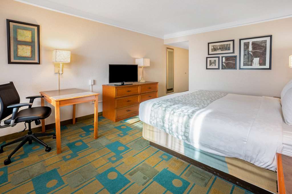 La Quinta Inn & Suites by Wyndham Seattle Sea Tac Airport - photo 13
