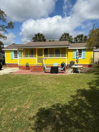 Cozy Beach Haven with Fenced Yard Pets OK Walk to beach in Myrtle Beach, United States
