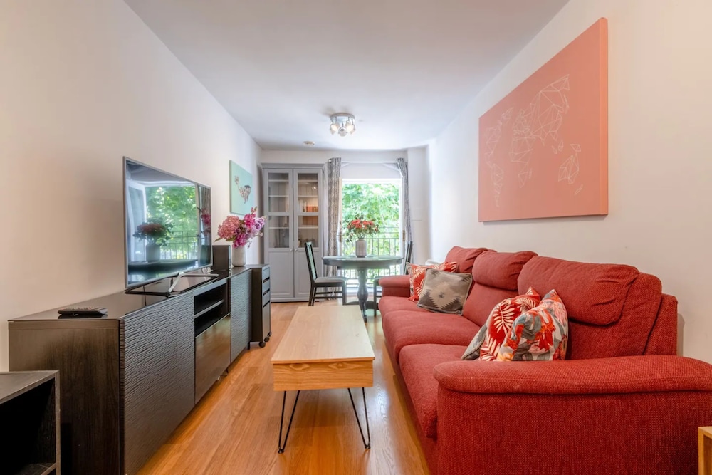 Bright 1 Bedroom Flat in Kensington Olympia — 4-Star Luxury Hotel in London, United Kingdom