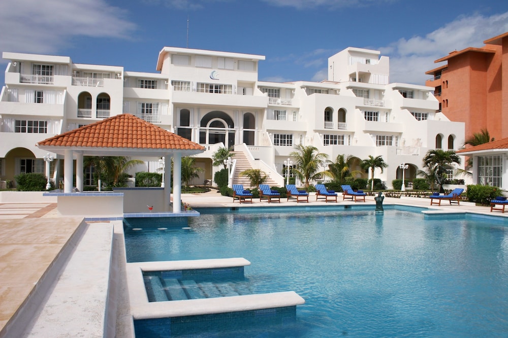 Poolside bar