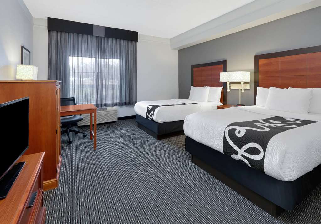 La Quinta Inn & Suites by Wyndham Dallas North Central - photo 11