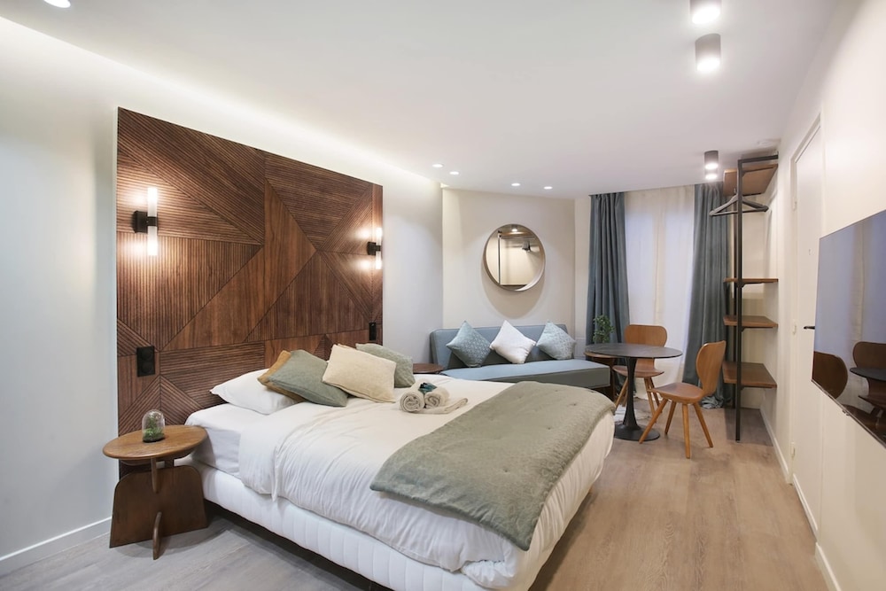 Modern Suite Center of Paris Montmartre — 4-Star Luxury Hotel in Paris, France