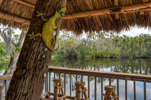 Riverside Breeze Tropical Retreat w Tiki Hut&BBQ — 4-Star Luxury Hotel in Bradenton, United States