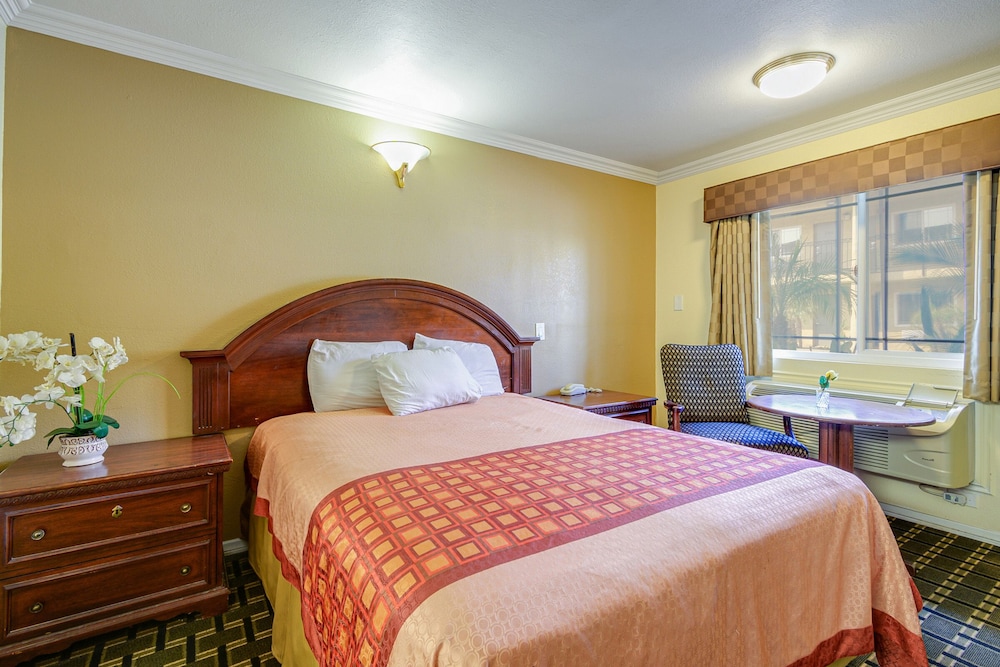 Hacienda Inn - photo 6