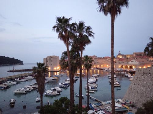 Dubrovnik Cozy central Studio with street View