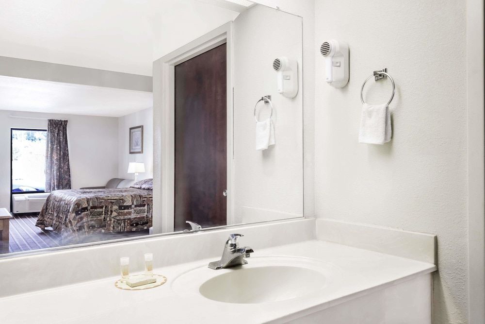 Brentwood Inn & Suites - photo 6