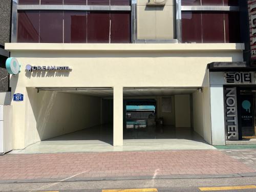 Cream Hotel in Guri-Si, South Korea