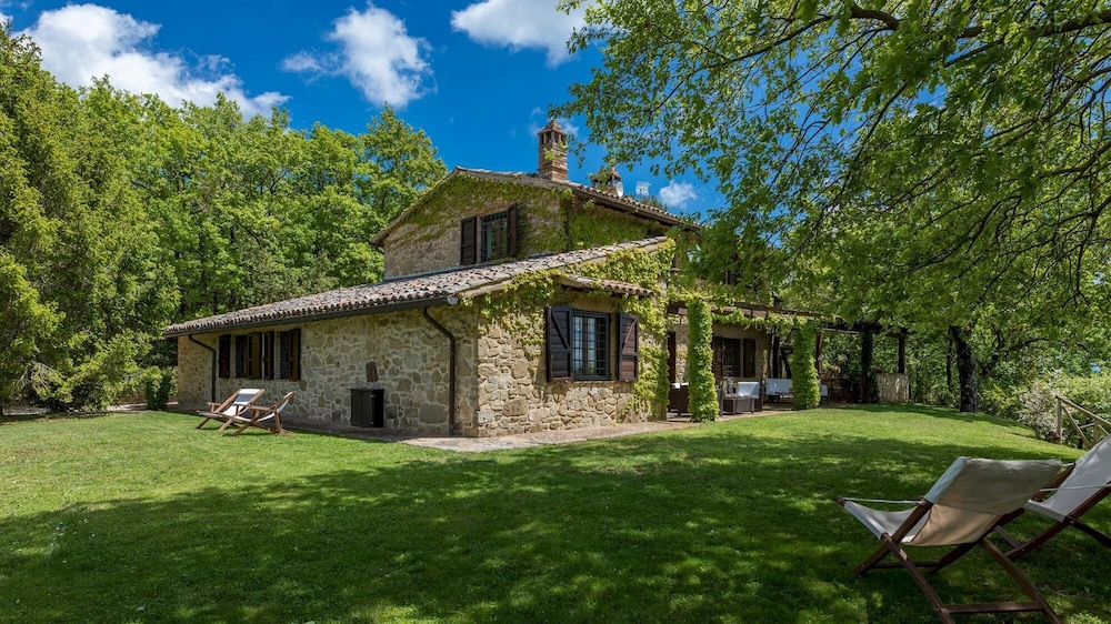 La Cerqua 8 Emma Villas — 4-Star Luxury Hotel in Gualdo Cattaneo, Italy