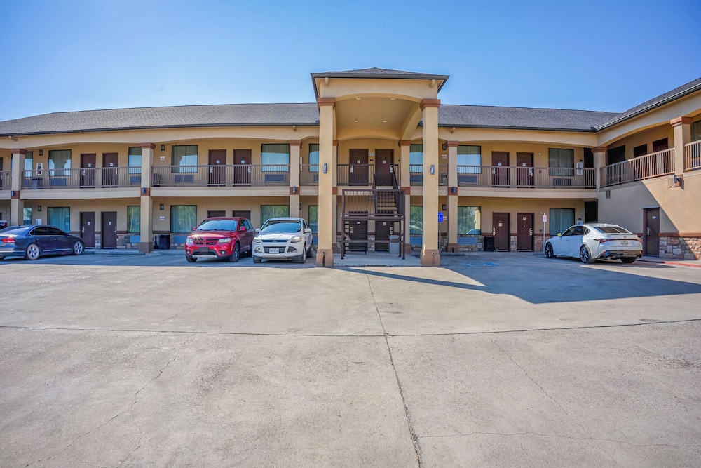 Moulton Inn & Suites By OYO Near Shiner TX - photo 34