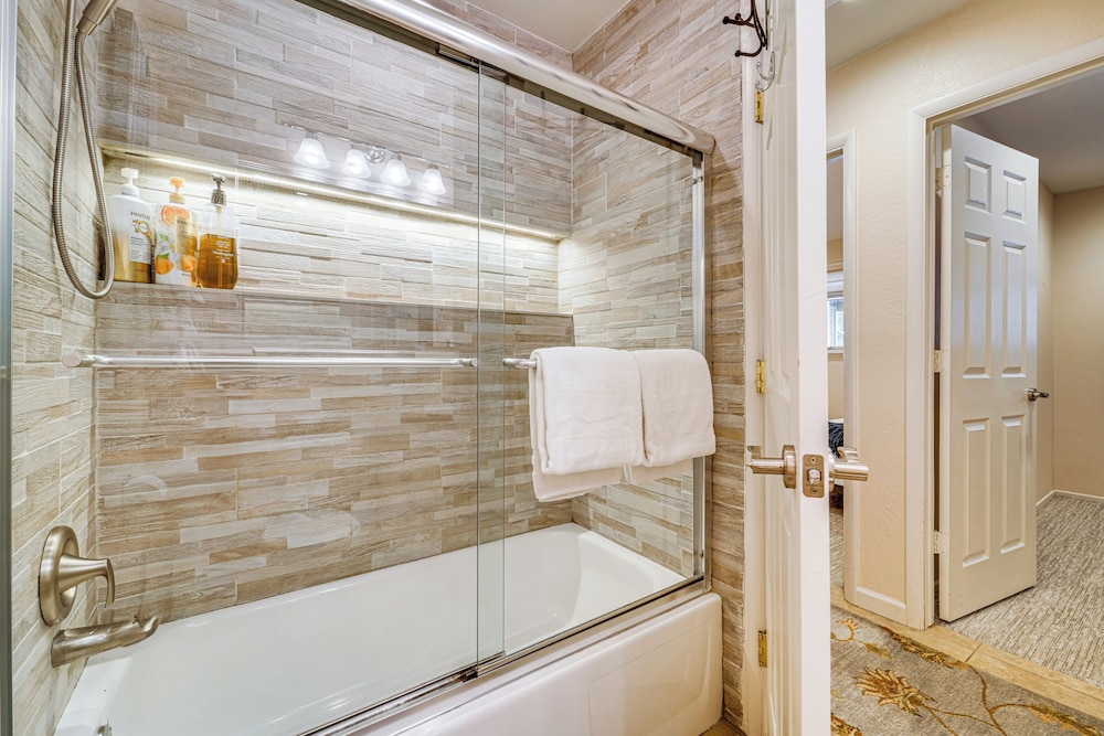 1 Mi To Diamond Peak Ski Resort Condo with Pool - photo 14