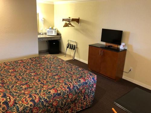 Gateway Thunderbird Motel - photo 16