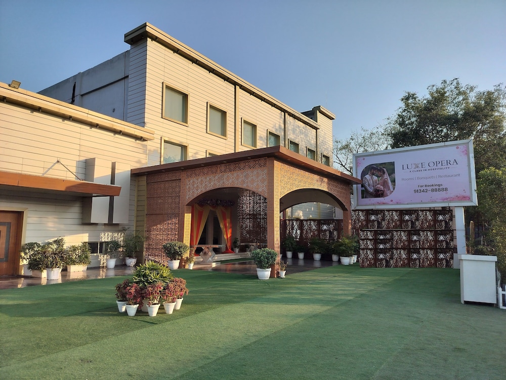 Hotel Luxe Opera NH8 7km from IGI Airport Delhi in New Delhi, India