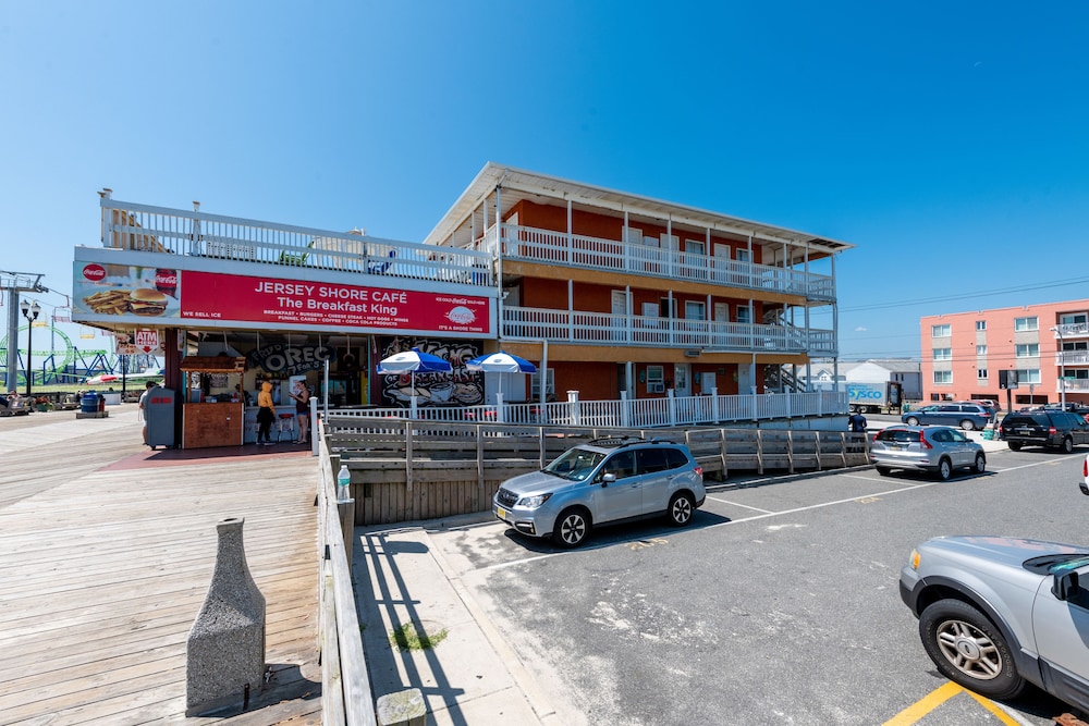 Boardwalk Hotel Charlee & Beach House Rentals - photo 49