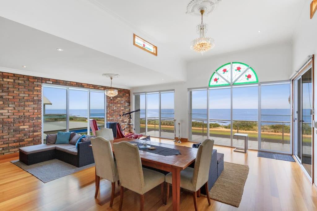 Absolute Bay Frontage With Open Fire And Spa Bath — Portarlington