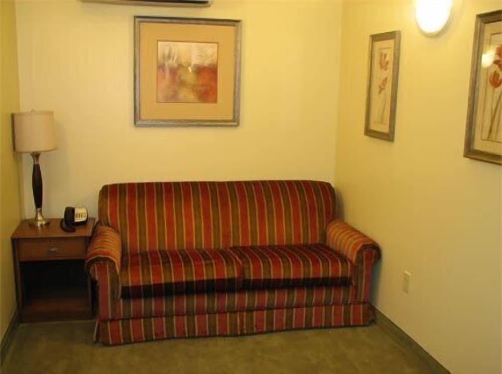 Randolph Inn and Suites - photo 18