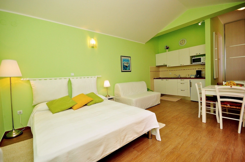 Apartments Petra near beach — 4-Star Luxury Hotel in Pula, Croatia