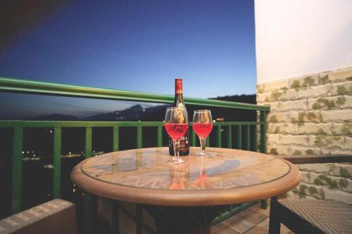 Hotel kasauli view café restaurant open terrace mountain view in Kasauli, India