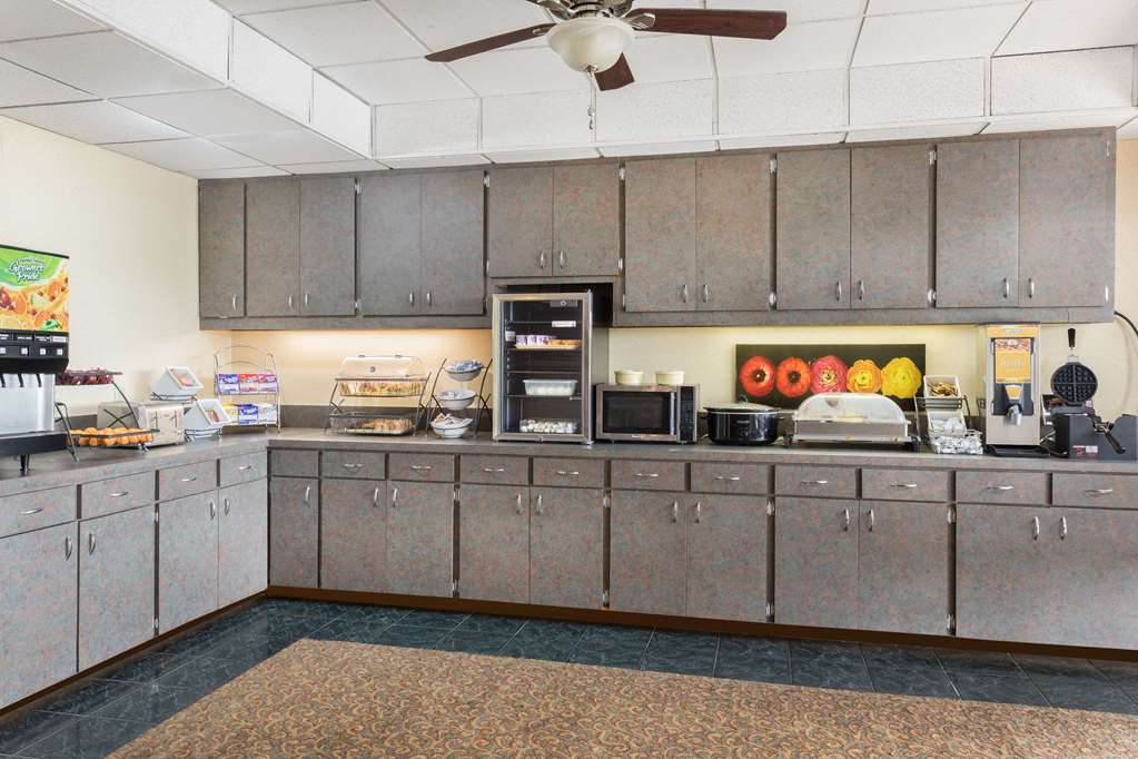 Baymont by Wyndham Fayetteville - photo 15