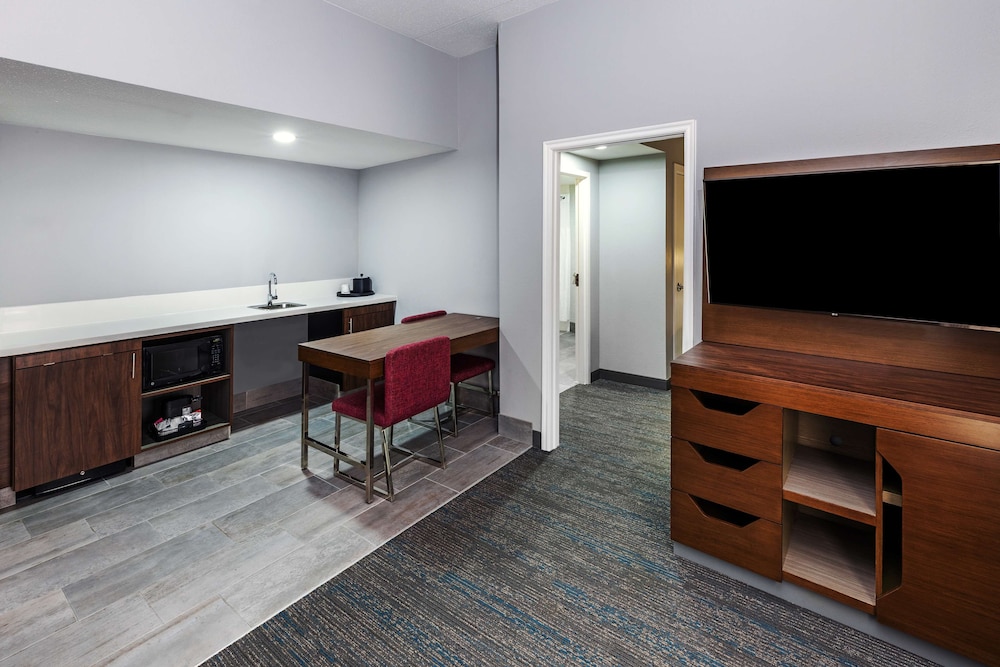 Hampton Inn & Suites Tulsa Woodland Hills 71st Memorial - photo 15