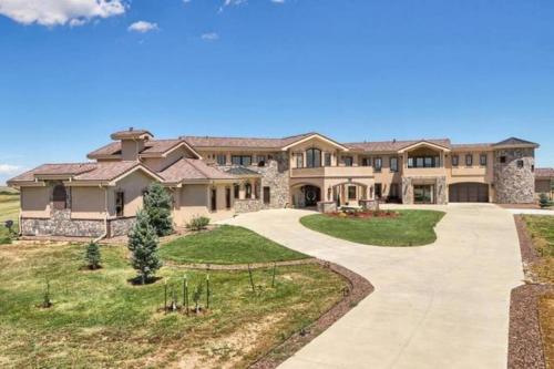 Luxury Mansion Retreat Sleeps 20 Panoramic VIEWS — hotel in Castle Rock