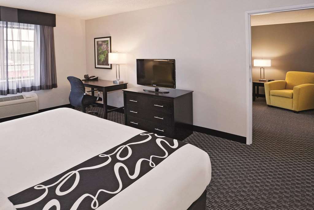 La Quinta Inn & Suites by Wyndham Las Vegas Summerlin Tech - photo 31