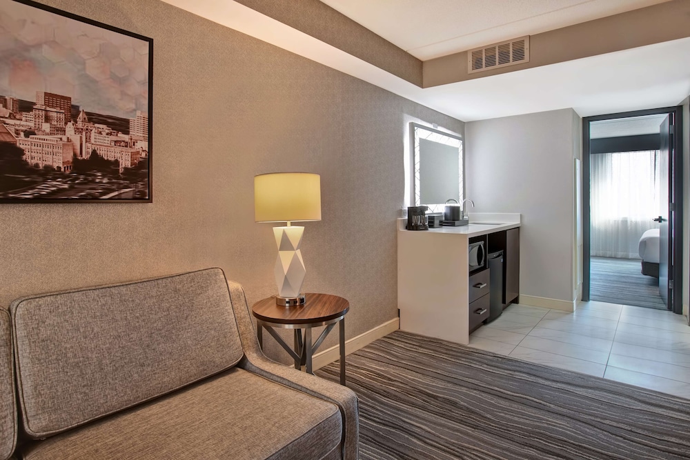 Embassy Suites Syracuse - photo 33