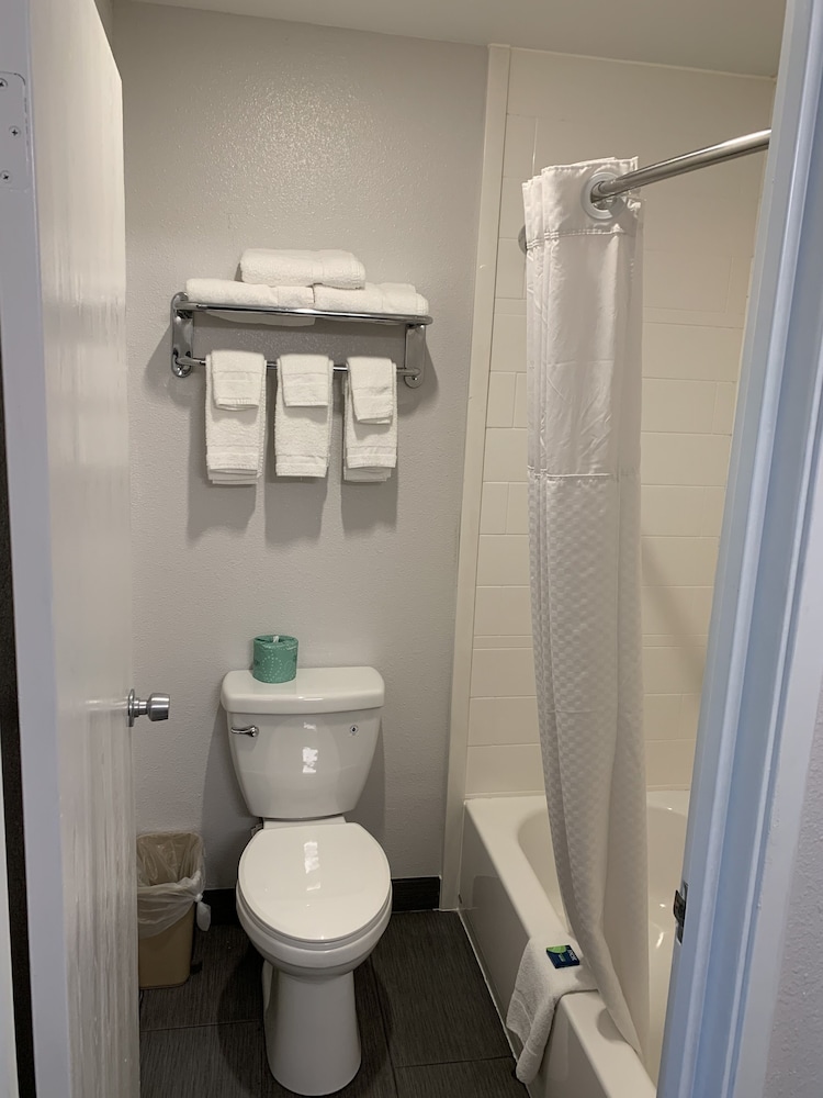Howard Johnson East Syracuse - photo 40