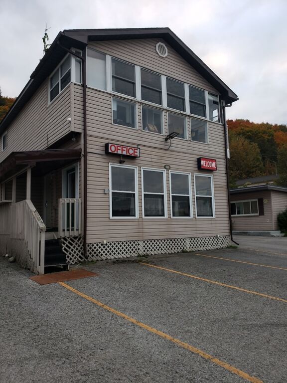 Silver Maple Motel - carbon neutral hotel in Unknown City
