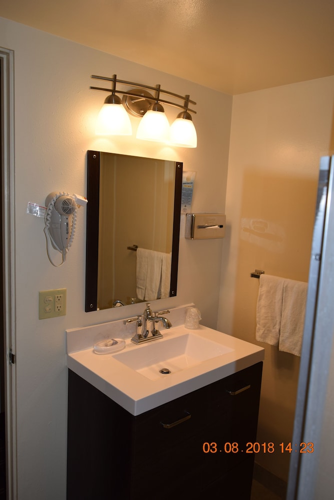Stanlunds Inn And Suites - photo 31