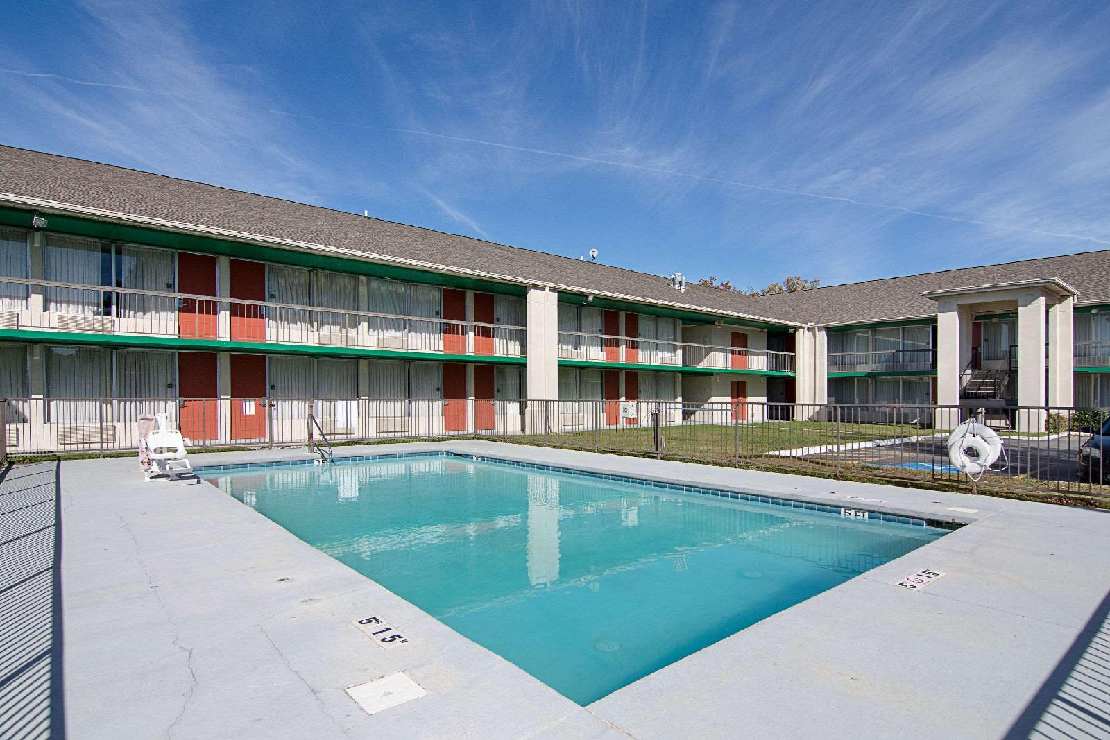Econo Lodge - photo 4