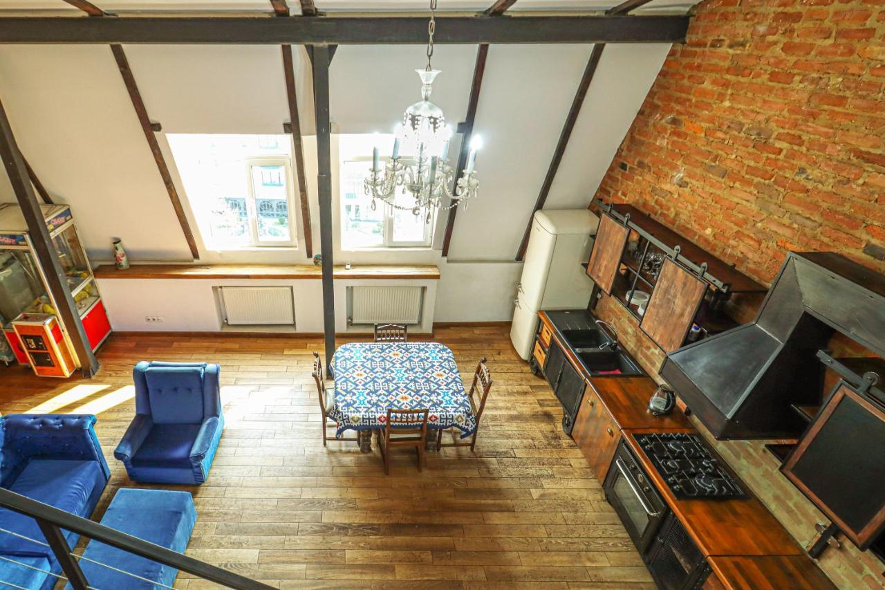 Vintage Mezzanine Apt in City Center By Wehost