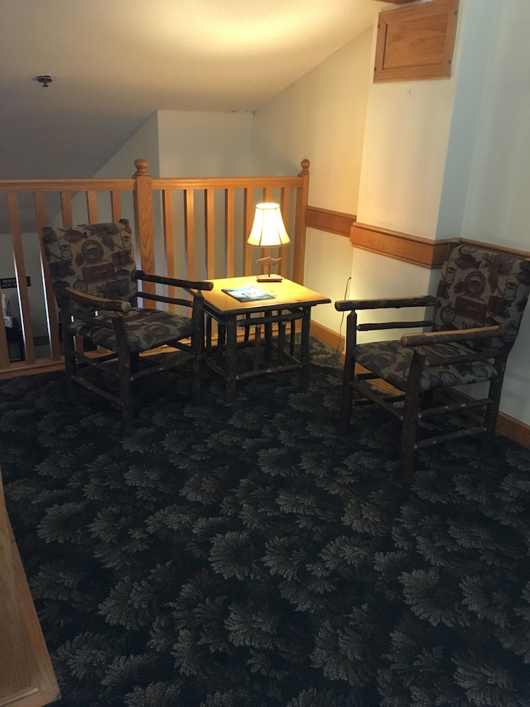 Moose Lake Lodge & Suites - photo 2