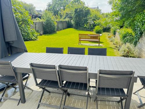 Lebel Endroit 145m2 Terrain Et Terrasse de 350m2 Au Coeur Des Commerces A Proximite de la Mer Et Tous Services Inclus — hotel in Portbail