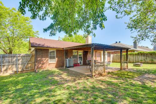 2 Mi to OU: Family friendly Retreat w Patio — hotel in Norman