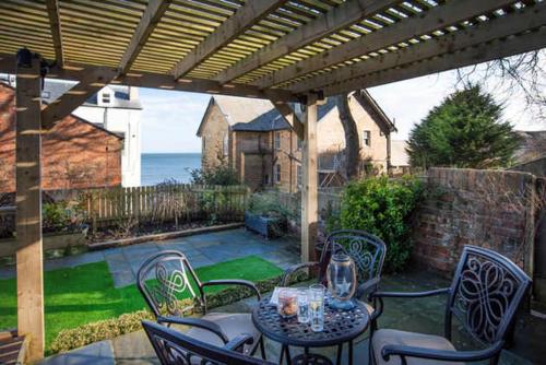 Beach Approach House 30 steps from beach Luxury house kids slide and chill out room amazing location garden — 4-Star Luxury Hotel in Filey, United Kingdom