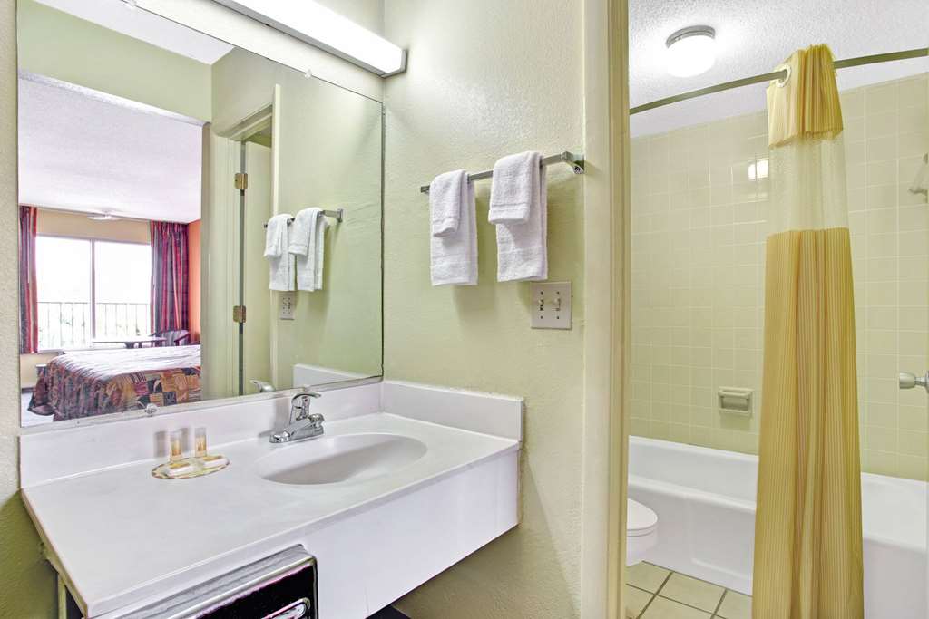 Days Inn by Wyndham Benson - photo 24