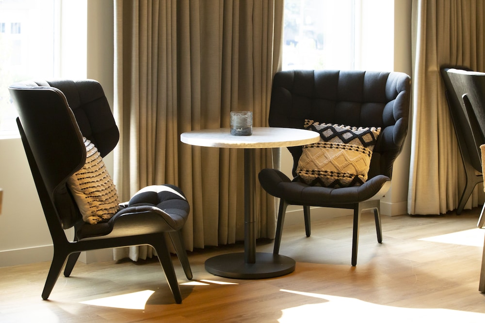 The Lloyd Stamford Tapestry Collection by Hilton - photo 2