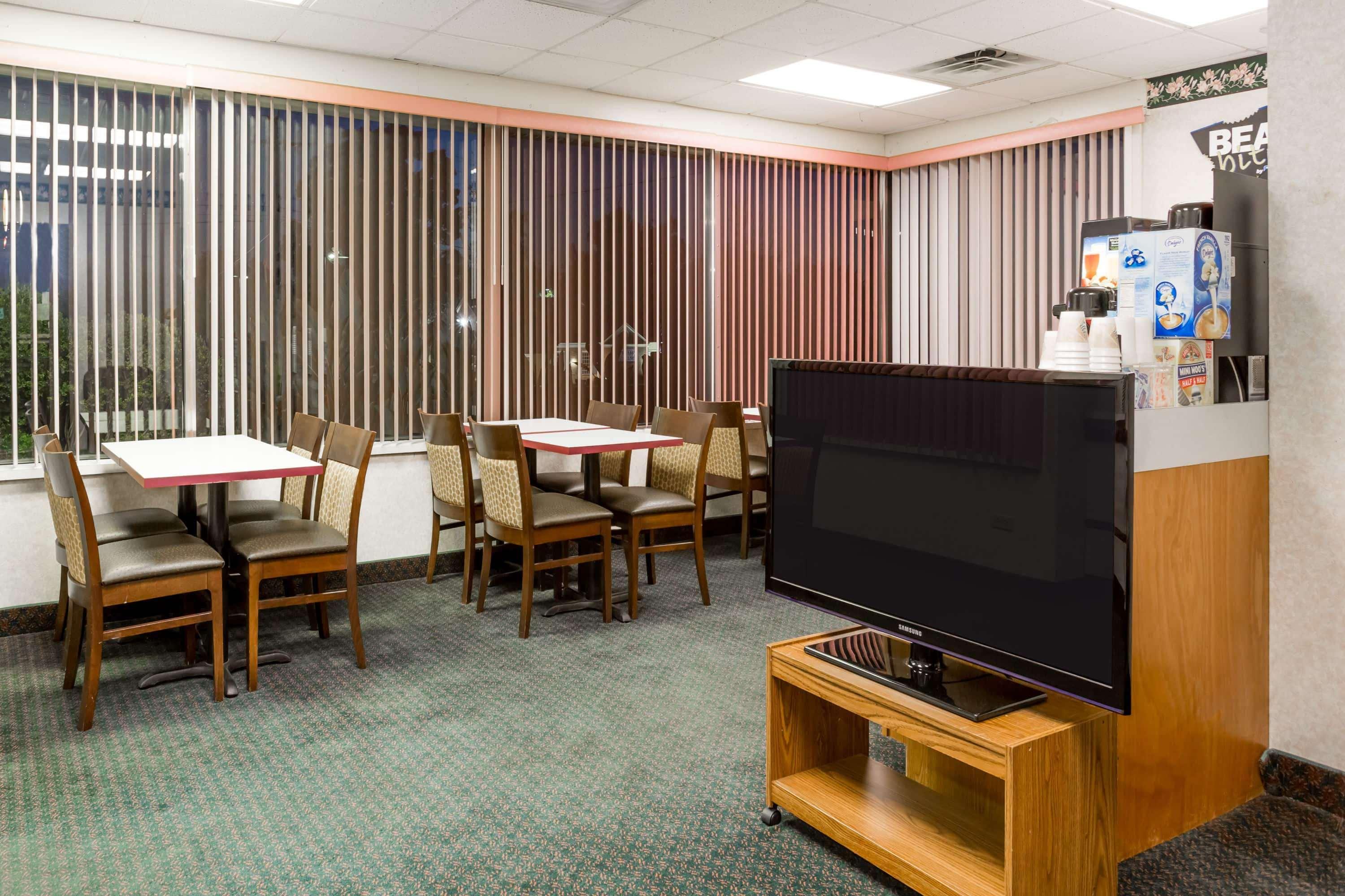 Travelodge by Wyndham Ridgeway Martinsville Area - photo 17