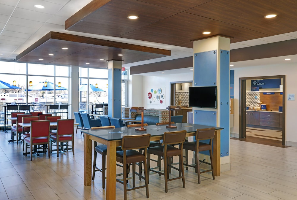 Holiday Inn Express & Suites Lenexa Overland Park Area by IHG - photo 41