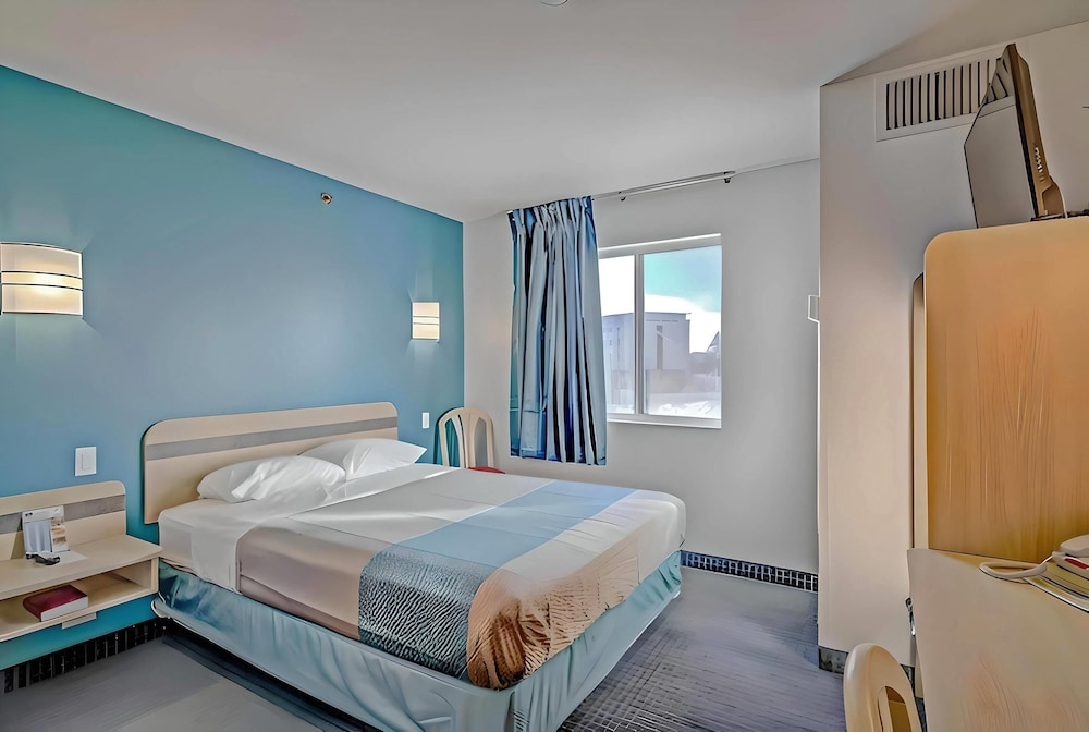 Econo Lodge Menomonie - photo 9