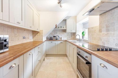 Woodrow End Cottage — 4-Star Luxury Hotel in Cawston, United Kingdom