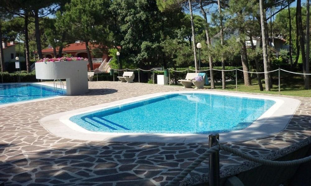 Beautiful Residence With Swimming Pool Beahost — 4-Star Luxury Hotel in Lignano Sabbiadoro, Italy