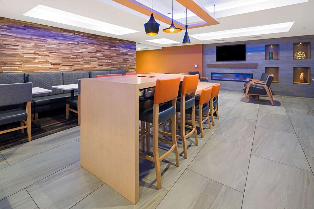 La Quinta Inn & Suites by Wyndham Orange County Airport - photo 29
