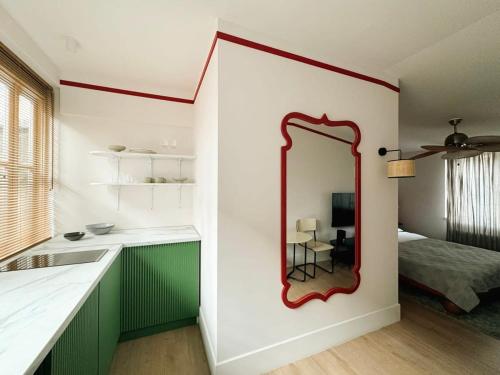 Chic Studio near Fabrika By Wehost