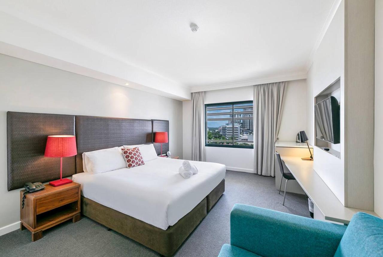 Modern Harbour Retreat with Sweeping Views Pool — 4-Star Luxury Hotel in Darwin, Australia