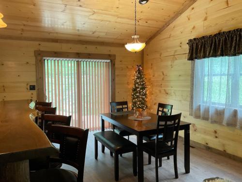 Jackson Hill Cabin — 4-Star Luxury Hotel in South Park, United States